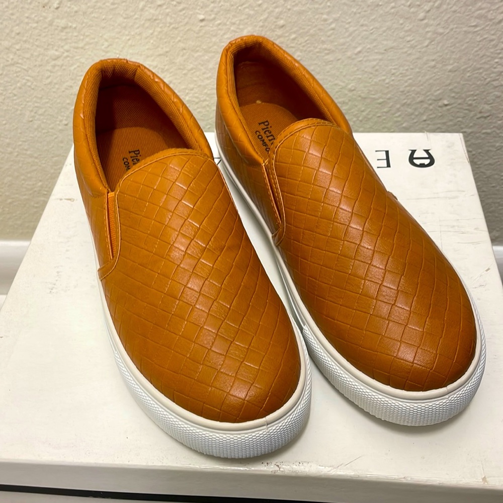 BNWT - Cognac Brown - Sz 8 - Slide on Sneakers